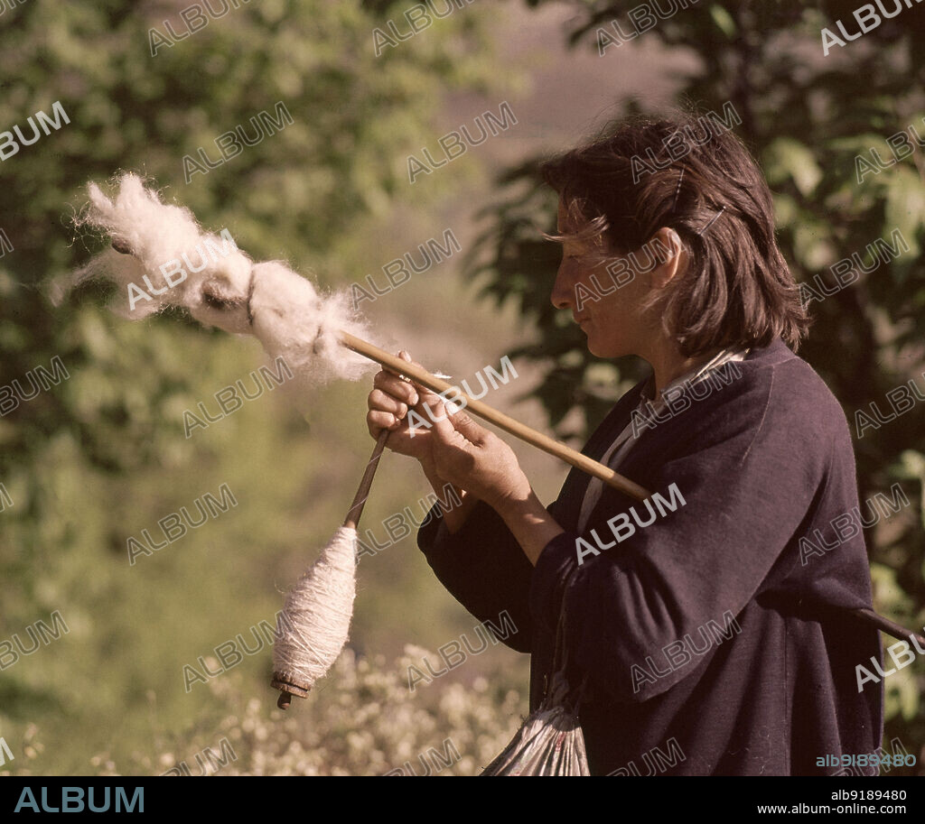 MUJER HILANDO LANA - FOTO AÑOS 60.