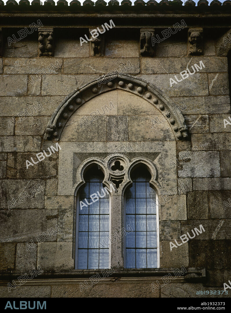 Casa del Rey Don Pedro o "Casa Gótica". Detalle de una de las ventaas de la fachada del edificio, de forma ojival y con arco apuntado decorativo. Ejemplo de arquitectura civil compostelana del siglo XIV. La tradición popular asocia este edificio al rey Pedro I de Castilla (1350-1369), si bien existe la creencia de que pudo haber sido la casa de Fernando de Castro. Actualmente alberga la sede del Museo de las Peregrinaciones y de Santiago, fundado en 1951. Santiago de Compostela. Provincia de A Coruña. Galicia. España.