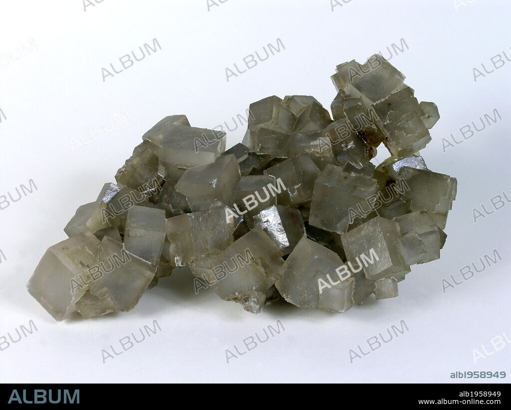 HALITA (SAL GEMA). Mineral a menudo incoloro, a veces rojo, violeta o negro por la presencia de impurezas. Es un cloruro de sodio monométrico. Se encuentra en cristales cúbicos o en masas compactas granulares, junto a sales potásicas, yeso y anhidrita.