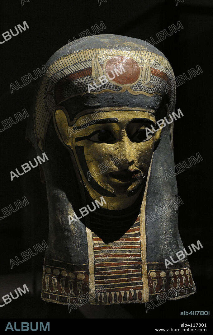 Antiguo Egipto. Máscara de momia con peluca larga y diadema, con disco solar alado y uraeus a ambos lados. Lino, estuco, pan de oro y pintura. Periodo grecorromano de Egipto. Siglos III a.C.-II d.C. Museo Arqueológico Nacional. Madrid. España.