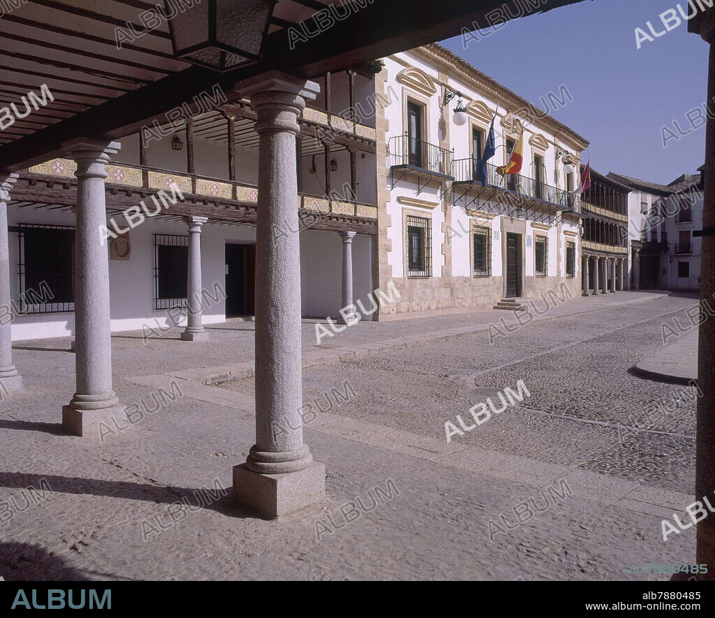 FACHADA DE LA CASA CONSISTORIAL EN LA PLAZA MAYOR PORTICADA - S XVII - FOTO AÑOS 90.
