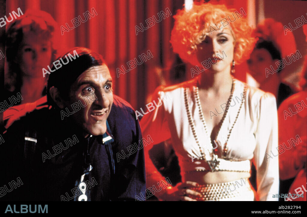 AL PACINO and MADONNA in DICK TRACY, 1990, directed by WARREN BEATTY. Copyright TOUCHSTONE PICTURES.