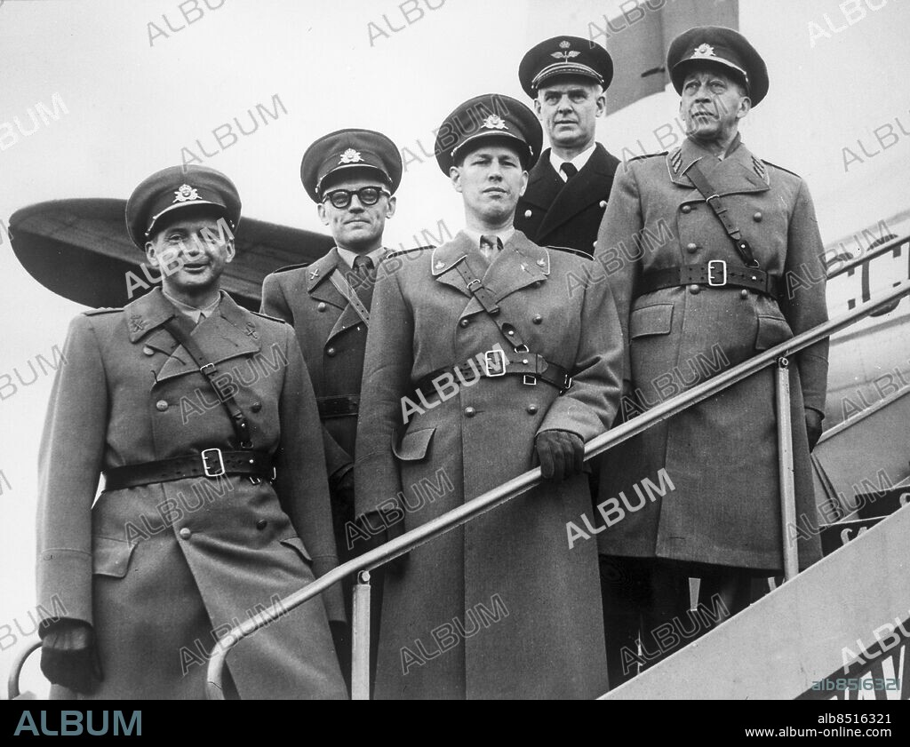 Orig. bildtext... THE SWEDISH MILITARY DELEGATION, Who is invited to the Sovjet Union departing from Arlanda. From the right Generalmajor Nils Björk, chief for the delegation, Colonel Stig Wennerström, Capten Stig Geite, Captain Sture Palm and Colonel K A Almgren. Anm. Överste S. Wennerström, dömdes 1964 för spionage, till livstids straffarbete och avsättning och blev villkorligt frigiven 1974. CD94. Foto: SVT / Kod: 5600. T&B mapp 4920 J12 / Sv/v neg.