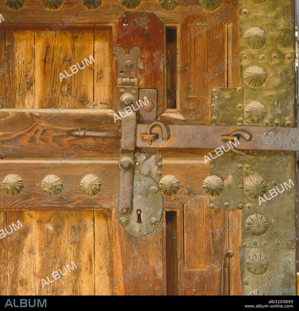 MEZQUITA DE CORDOBA. CERRADURA ANTIGUA. PUERTA DE MADERA.  CORDOBA, ESPAÑA.