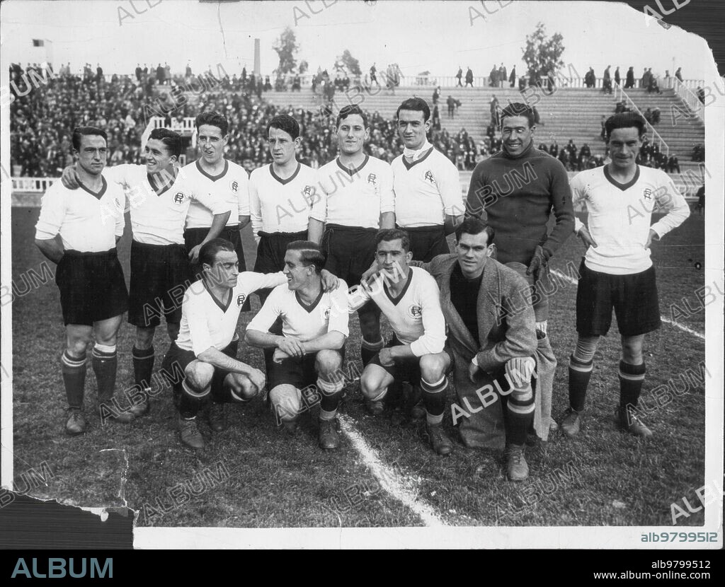 El equipo titular del Racing de Santander que Consiguió el Subcampeonato en la temporada 1930-1931 tras vencer al real Madrid en Chamartín (actual estadio Santiago Bernabeu). De Pie: Larrinoa, Telete, Hernández, Santi, Larrinaga, Mendaro, Solá y Cisco. Agachados: Ibarra, Ceballos, Baragaño, e Iglesias (portero Suplente).