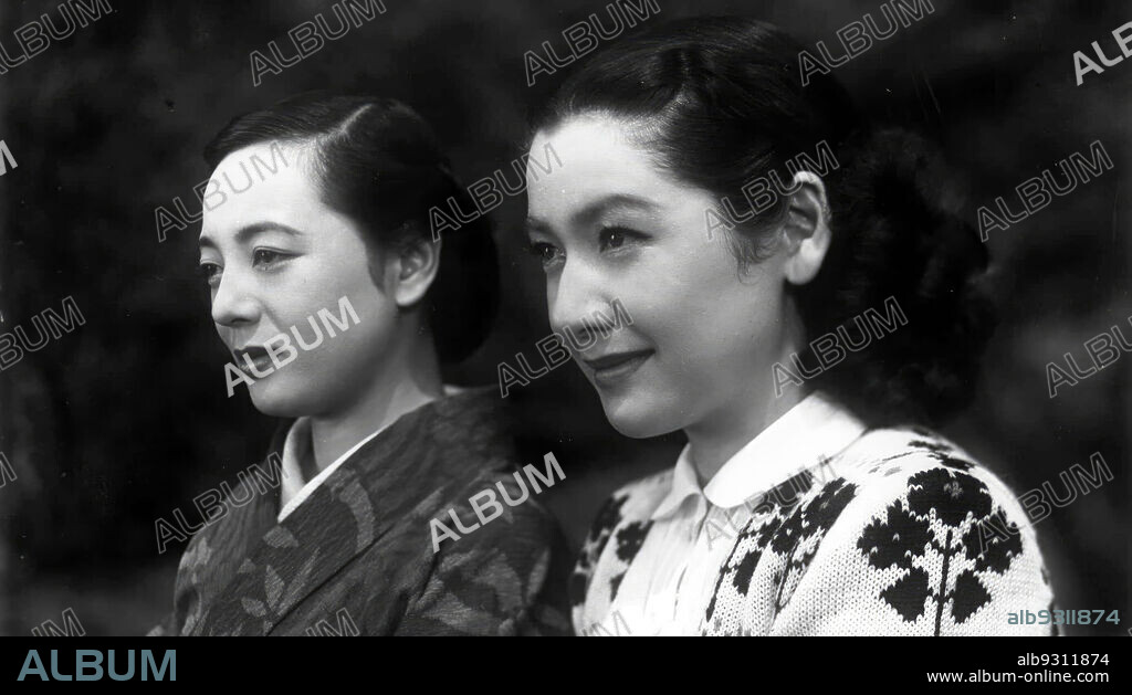 KUNIKO MIYAKE and SETSUKO HARA in EARLY SUMMER, 1951 (BAKUSHU), directed by YASUJIRO OZU. Copyright Shôchiku.