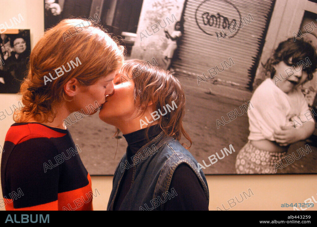 AUREA MARQUEZ y MONICA LOPEZ en EN LA CIUDAD, 2003, dirigida por CESC GAY. Copyright MESSIDOR FILMS.