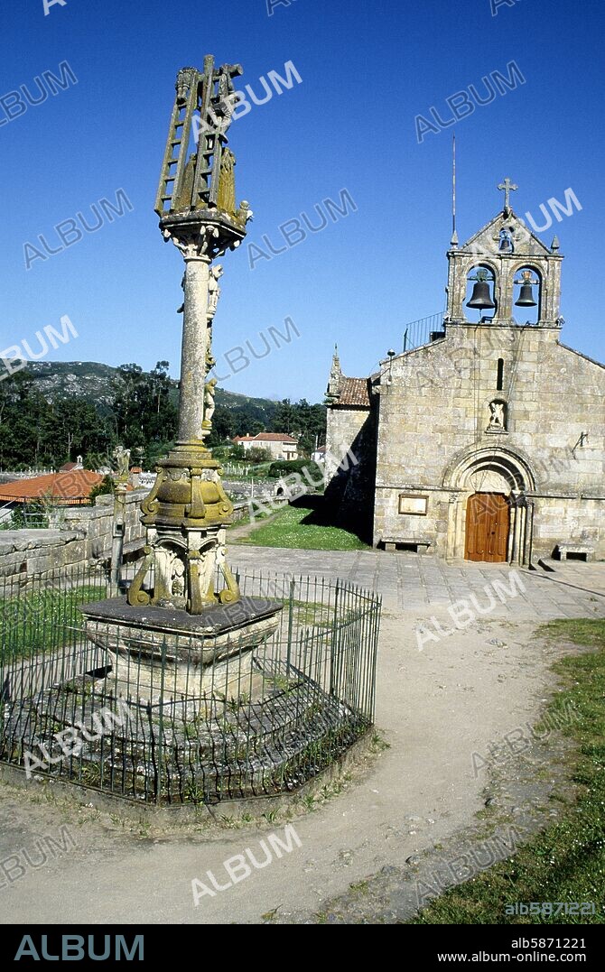 Hío; crucero/ calvario e Iglesia de San Andrés de Hío (Rías Bajas).