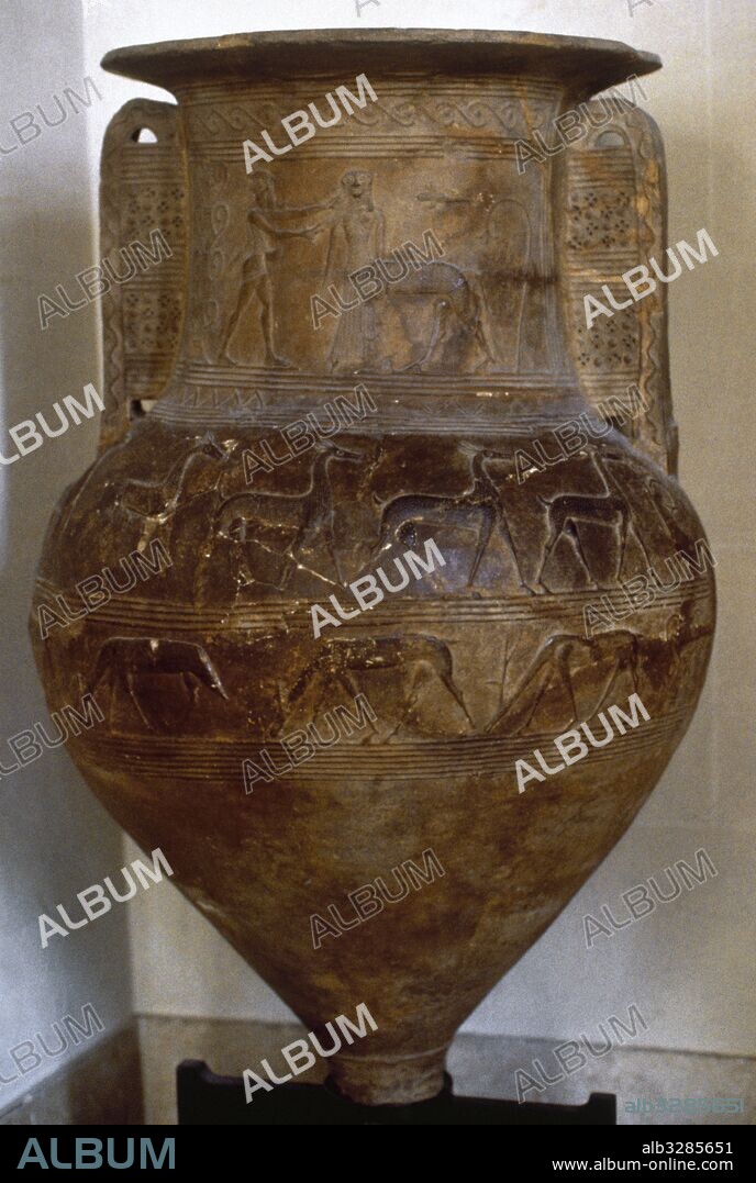 Pithos griego en cuyo cuello se aprecia la decoración con un relieve que representa a Perseo dando muerte a la medusa, que tiene cabeza de gorgona y cuerpo de caballo. Datado en el siglo VII a. C. Tebas (Beocia). Museo del Louvre. París. Francia.