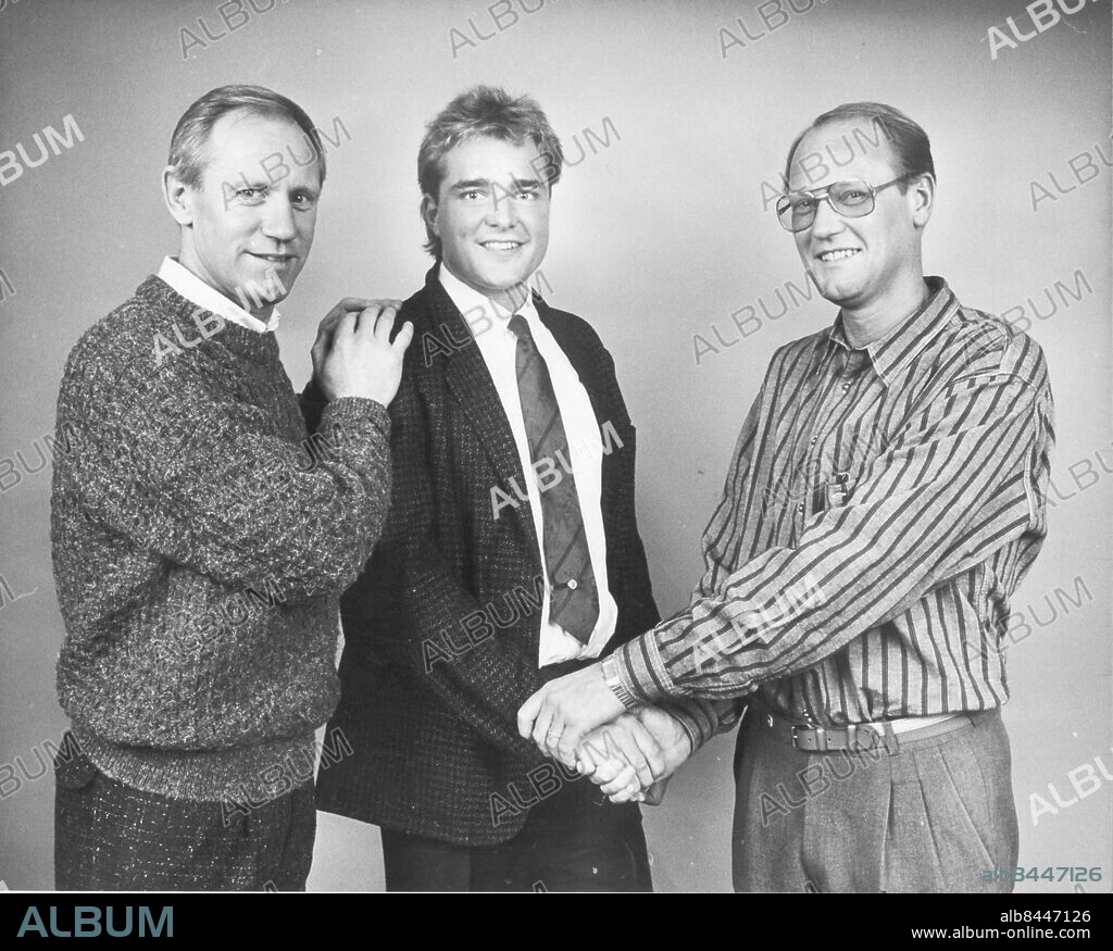 Göteborg 1986-12-04 - Fotbollsdomaren Anders Frisk omgiven av Björn Nordqvist och Xxxx Xxxx *** Local Caption *** GP Foto: Johan Davéus. KAMERAREPORTAGE.