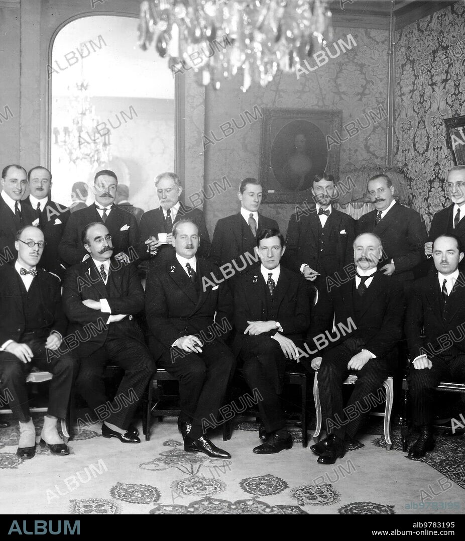 Diciembre 1923. Paris. La conferencia de Tanger.
Los Sres. Marques de Torrehermosa (1), delegado Español; Beaumarchais (2), delegado francés y Presidente, Arnold Robertson, (3) delegado Inglés, con Diferentes Agregados después de una de sus Reuniones.
