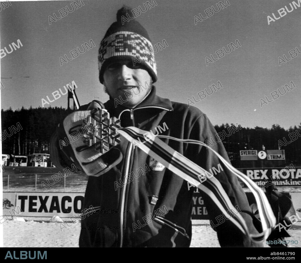 ©SCANPIX SWEDEN, 1974-02-17.. Skidåkaren Thomas Magnusson. Här visar han upp sin guldmedalj som han vann på Skid-VM i Falun på 3-milen. Foto: Scanpix . Code: 20360.