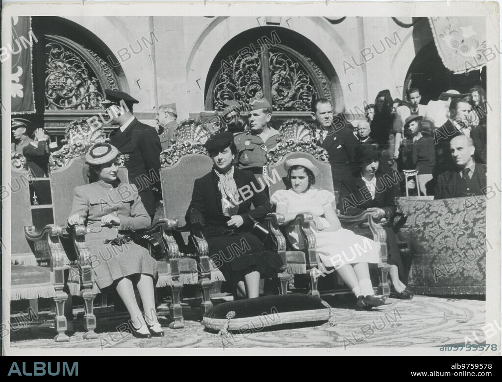 Sevilla, 1940 (CA.). Las excelentísimas señoras doña Carmen Polo de Franco y doña Zita Polo de Serrano Suñer, acompañadas de Carmencita Franco, presencian la procesión de la Virgen de los Reyes desde el estadium levantado en el Ayuntamiento de Sevilla.