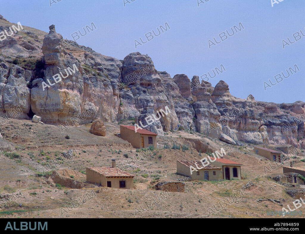 CASAS EN LA LADERA DEL MONTE - ROCAS EROSIONADAS.