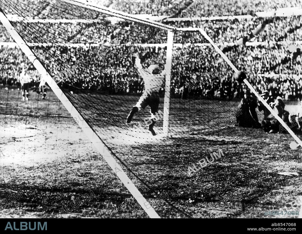 FOTBOLL VM 1930 . Fotbollshistoriens första VM-final. Matchen gick i. Montevideo och Paraguay och Paraguay vann den jämna finalen med 4-2.. ARGENTINA- URUGUAY. MÅLVAKT BOTAZZO. Foto: UPI Code: 450. COPYRIGHT PRESSENS BILD.