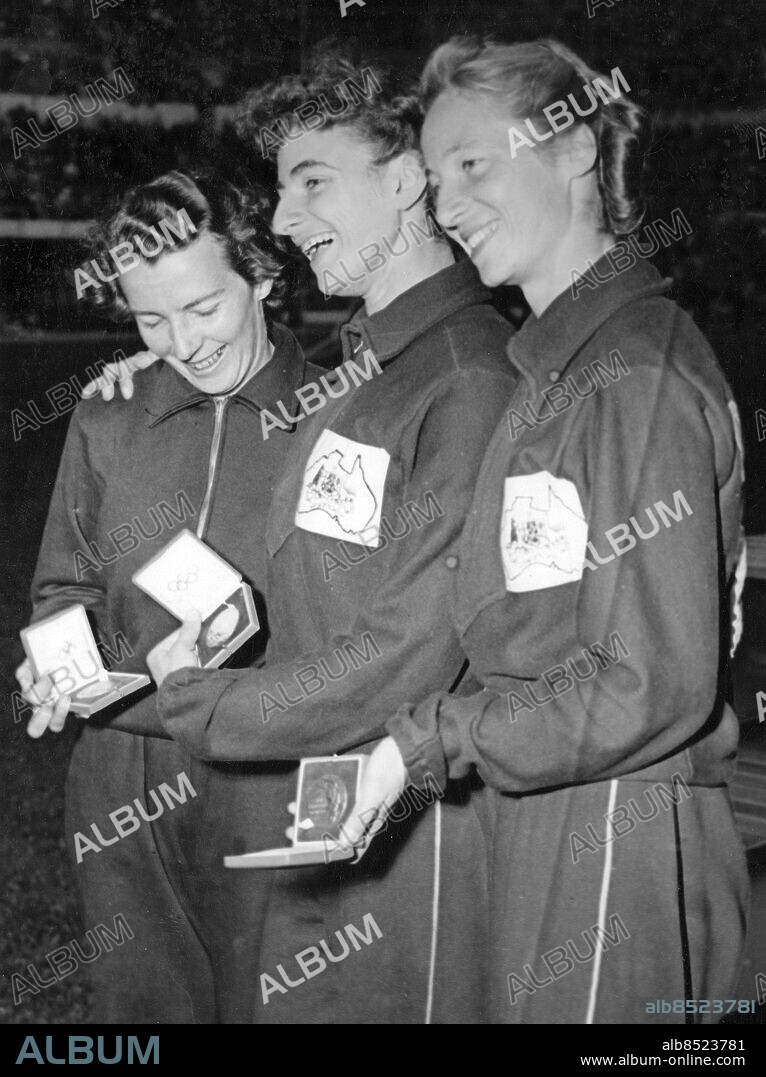 FINLAND HELSINGFORS 1952-07-23.. De tre medaljörerna efter finalen på 100 m. för damer vid de olympiska sommarspelen 1952. Från vänster ses Daphne Hasenjager (Sydafrika), silvermedaljör, Marjorie Jackson (Australien), guldmedaljör, och Shirley Strickland de la Hunty (Australien), bronsmedaljör.. Foto: Olympia-Kuva / AB Text & Bilder / SVT / Kod: 5600. Mapp: 100 m. (O.S. -52) I:286B. Prisutdelningar Vinnare Segrare Trio Leende.