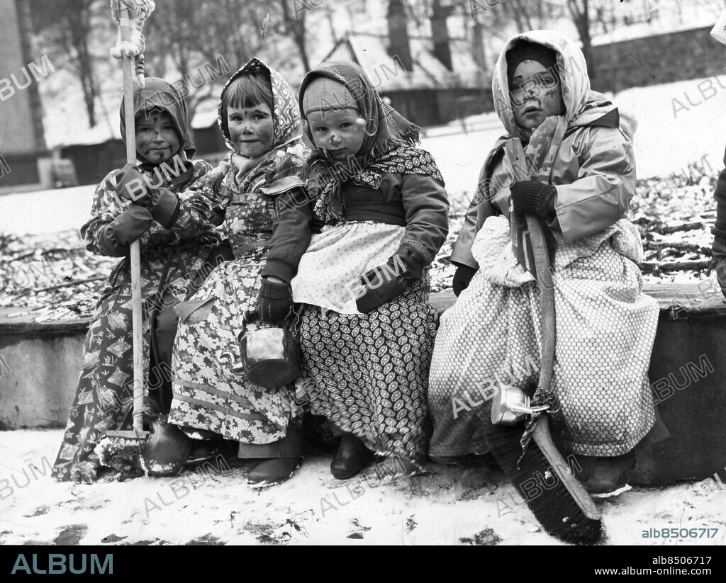 Påskkäringar anno 1955:. Från vänster Peter Gentele, Ingela Ekström, Jan Wahlberg, Marie Louise Wikström.. Foto: Arne Schweitz Kod: 190 Copyright Pressens Bild.