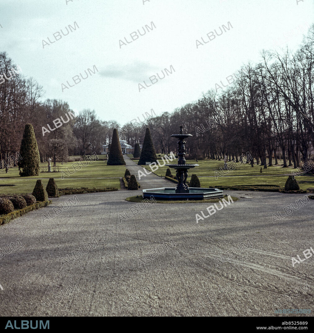 ARKIV SÖDERMANLAND omkring 1950.. Grusplan och fontän i Ericsbergs slottspark.. Foto: SVT / Kod: 5600. AB Text & Bilder. Mapp: Svenska slott och herresäten i bokstavsordning 4044A1. Grusvägar.