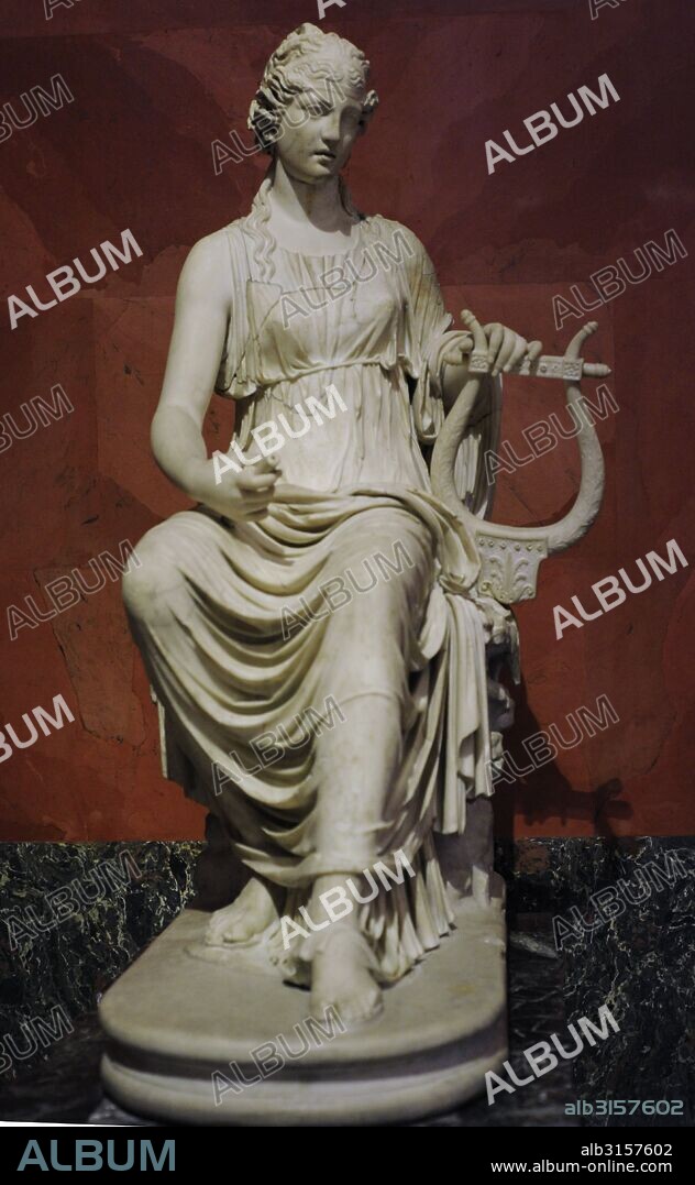 Arte romano. Terpsícore o Terpsícores. Musa de la danza y la poesía ligera. Representada con giirnaldas de flores y una lira entre sus manos. Copia romana de un original griego del siglo III-II AC. Mármol. Encontrado en Tívoli, Italia, 1818. Museo del Hermitage (The State Hermitage Museum). San Petersburgo. Rusia.