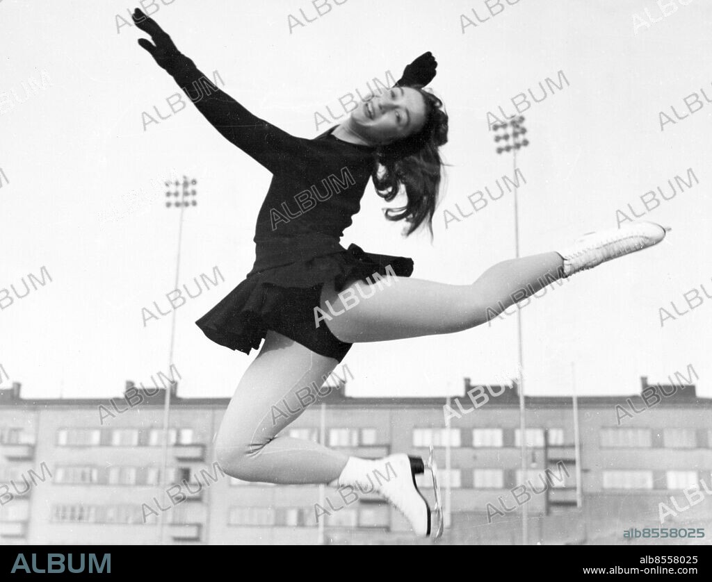 NORGE OSLO 1952-02.. Jacqueline du Bief, fransk konståkerska, som tog bronsmedallj vid de olympiska vinterspelen 1952. Foto: J. Waldorf / AB Text & Bilder / SVT / Kod: 5600. Mapp: Vinter-O.S: i Oslo 1952: Konståkning I:283o. Konståkning Skridskor.