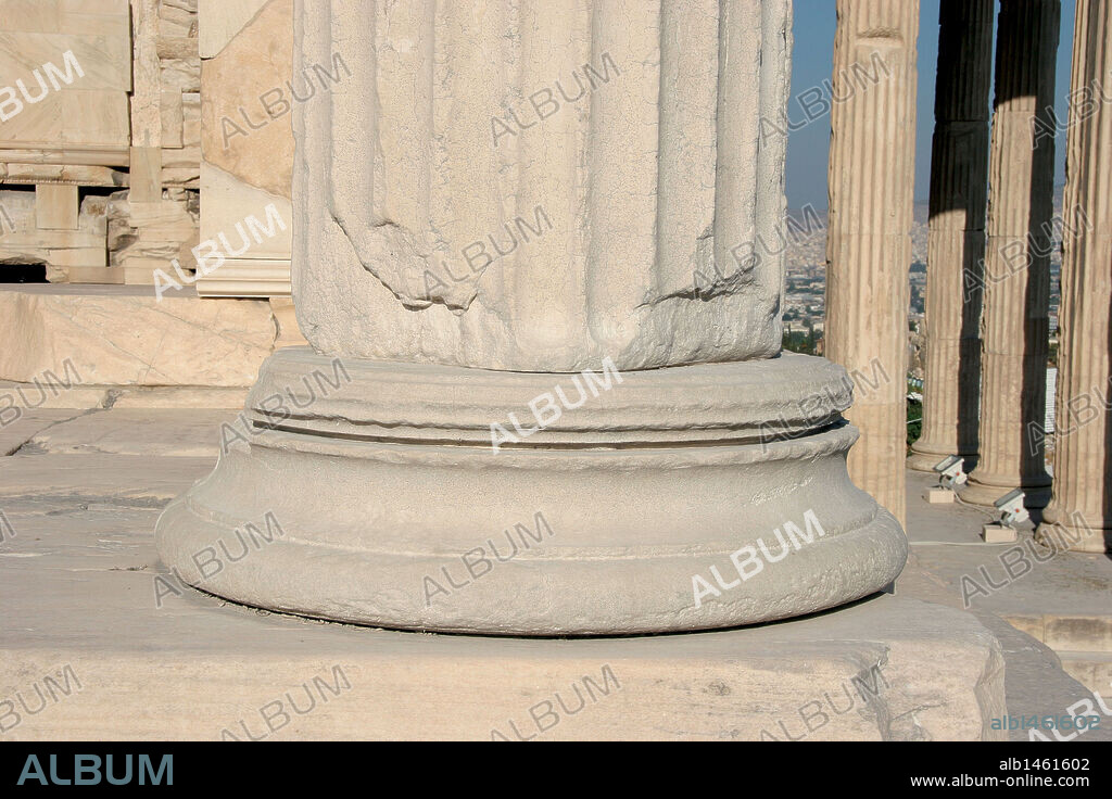 ARTE GRIEGO. GRECIA. ERECTEION. Templo de estilo jónico iniciado en el año 421 a. C. por el arquitecto Filocles. Dedicado a dioses y héroes griegos. Detalle base de columna. ACROPOLIS DE ATENAS. Grecia.