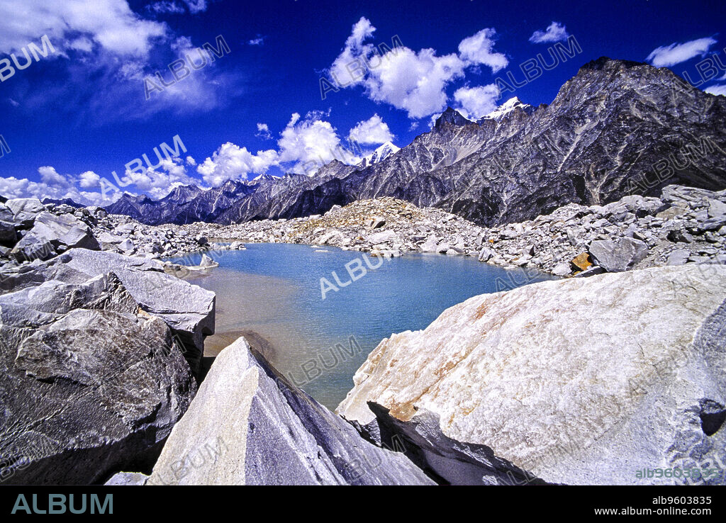 Dhaula Dhar peaks and moraine of the Gangotri glacier. Himalaya Garhwal. Uttar Pradesh.India.Asia.