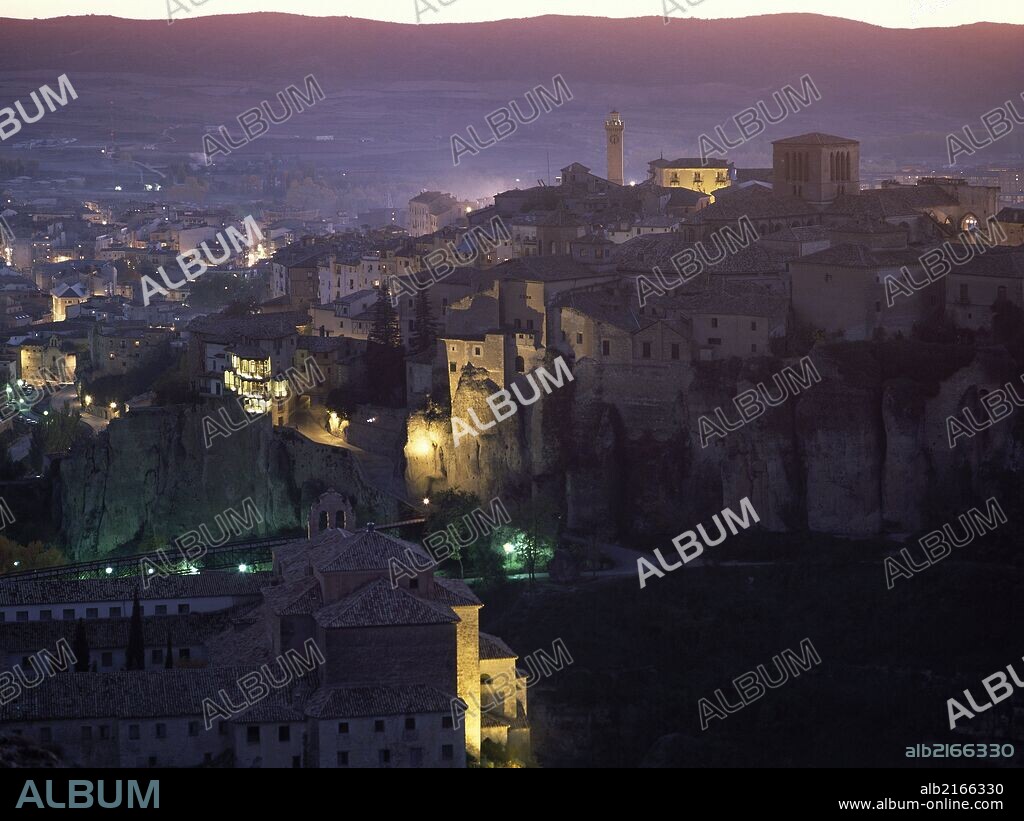 CASTILLA-LA MANCHA. CUENCA. Vista nocturna de la parte antigua de la ciudad. España.