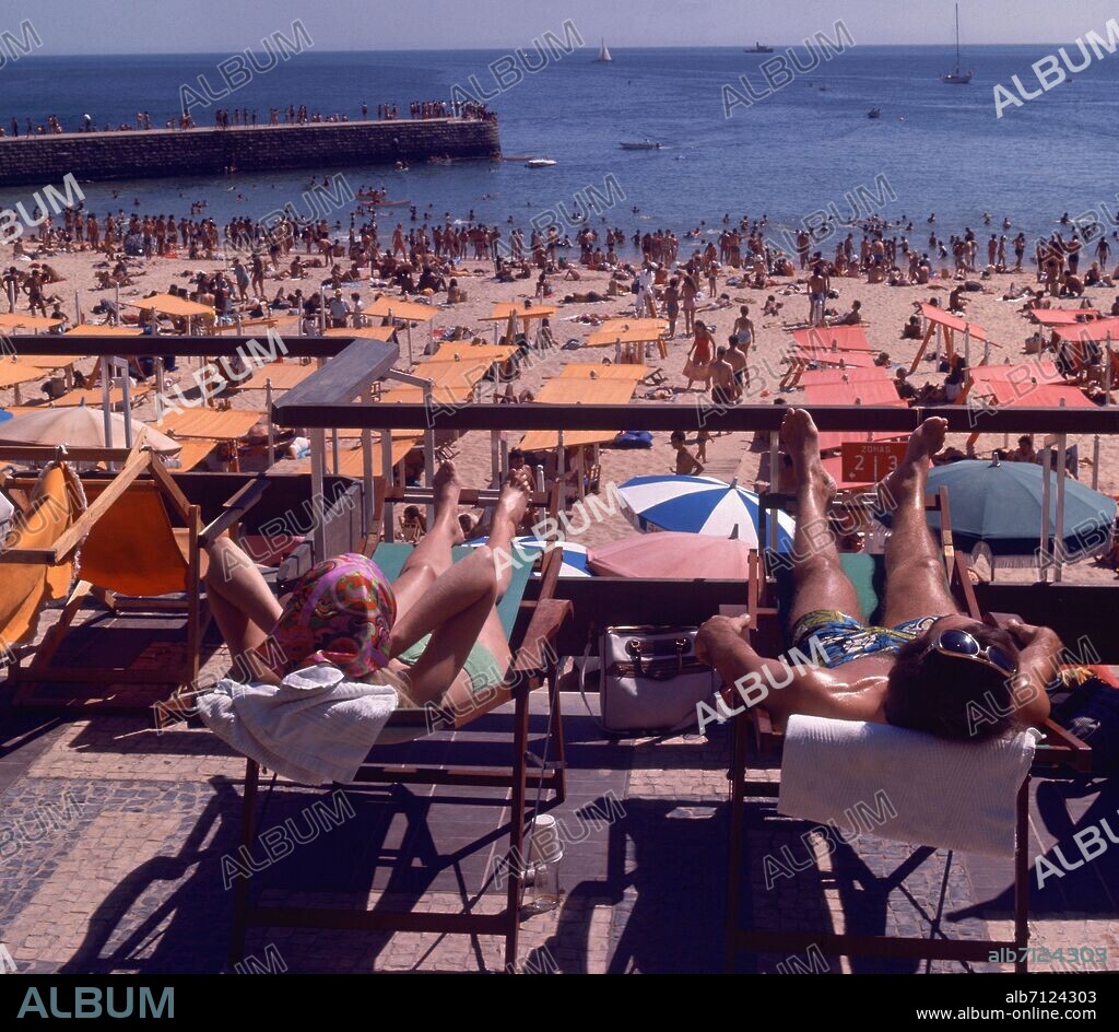 TURISTAS EN HAMACAS TOMANDO EL SOL EN LA PLAYA DE TAMARIZ DE ESTORIL  AÑOS 60 SIGLO XX.