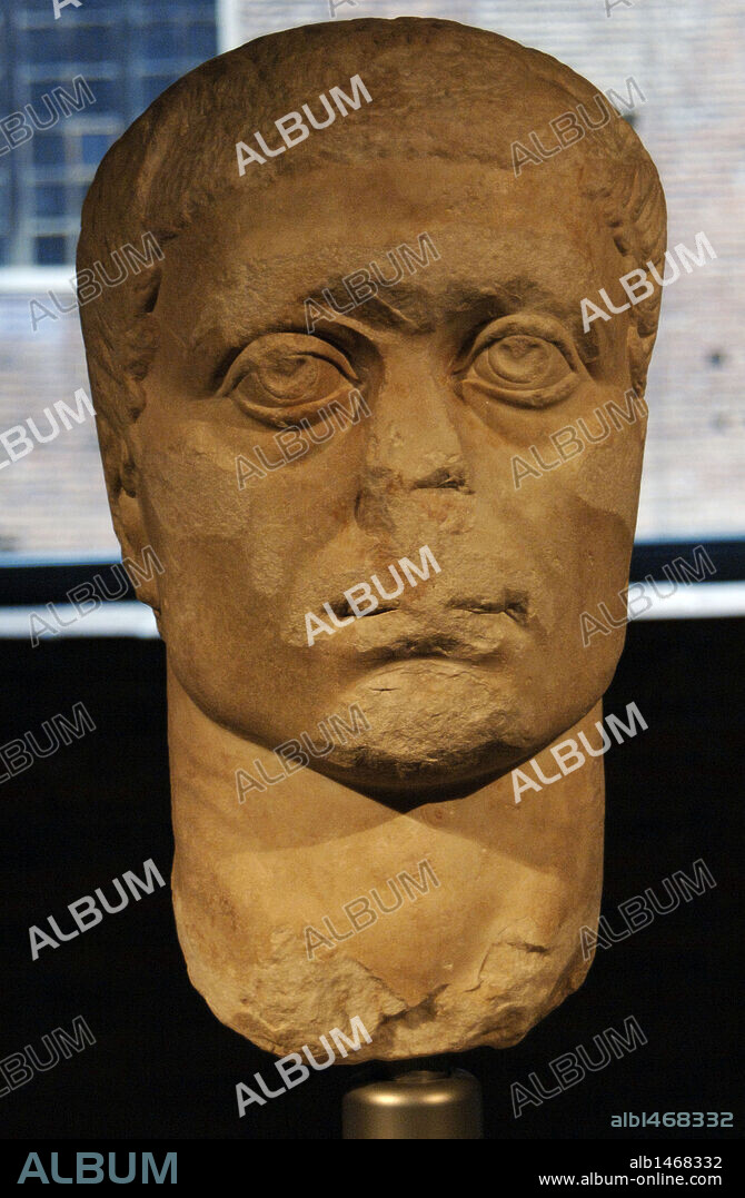 CONSTANTINO I "EL GRANDE", Cayo Flavio Valerio Constantino (285-337). Emperador romano. BUSTO DE CONSTANTINO reesculpido sobre un retrato masculino anterior. Hallada en el Foro de Trajano. Fechada en el siglo IV. Museo del Mercado de Trajano. Roma. Italia.