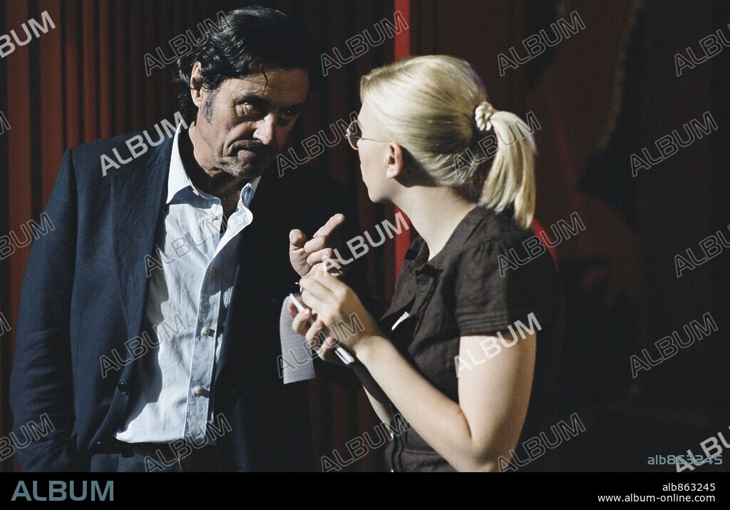 IAN McSHANE and SCARLETT JOHANSSON in SCOOP, 2006, directed by WOODY ALLEN. Copyright BBC FILMS/INGENIOUS FILM PARTNERS/INGENIOUS MEDIA/JELLY ROLL / COOTE, CLIVE.