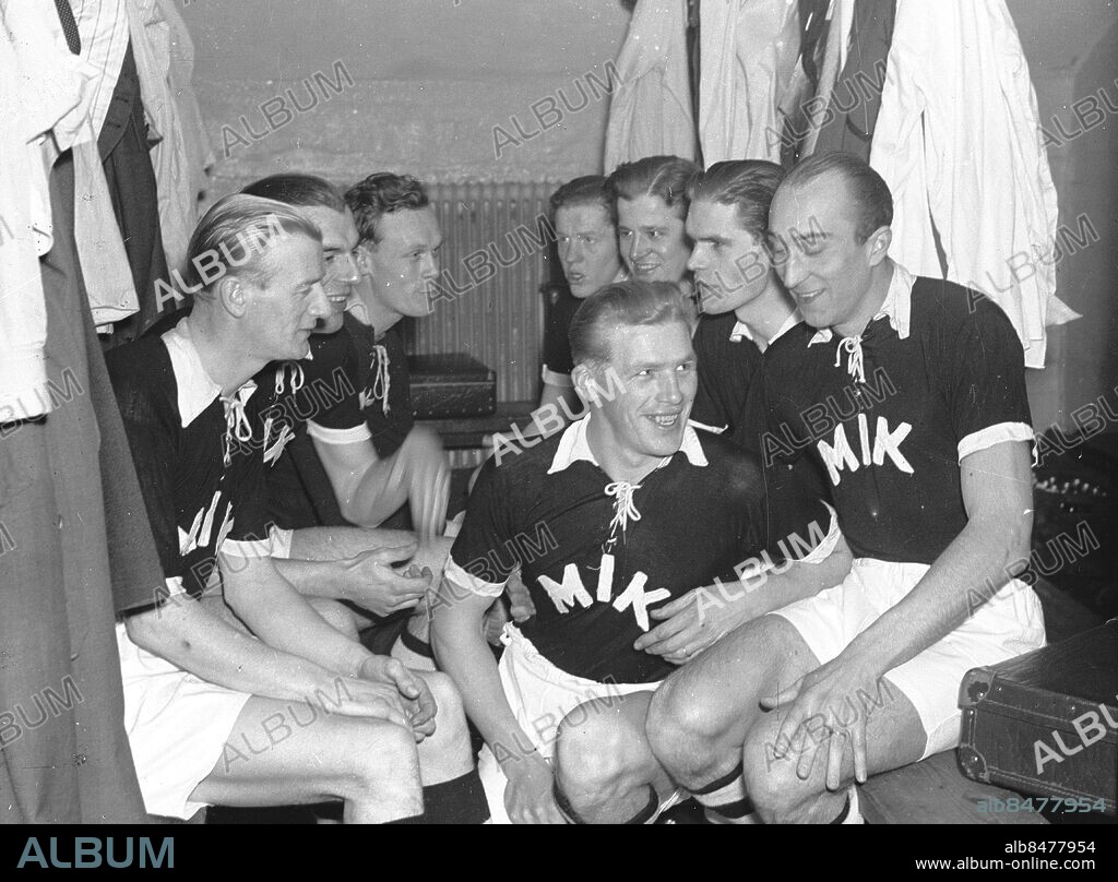 Göteborg 11 februari 1945. Delar av Majornas handbollslag - fr. v: Åke Gustavsson, Stig Neptun, Bertil Huss, Bo Sundby, Gunnar Lindgren, Lars Lindstrand, Torsten Henriksson och Claes Hedenskog.. Foto: Kamerareportage *** Local Caption *** GT Krep G 00100. KAMERAREPORTAGE.