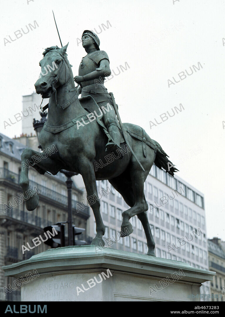 Statue de JEANNE D'ARC (1412-1431) realisee par FREMIET (1824-1910), place St Augustin (Paris 8e). Credit : JEAN VIGNE / KHARBINE-TAPABOR.
