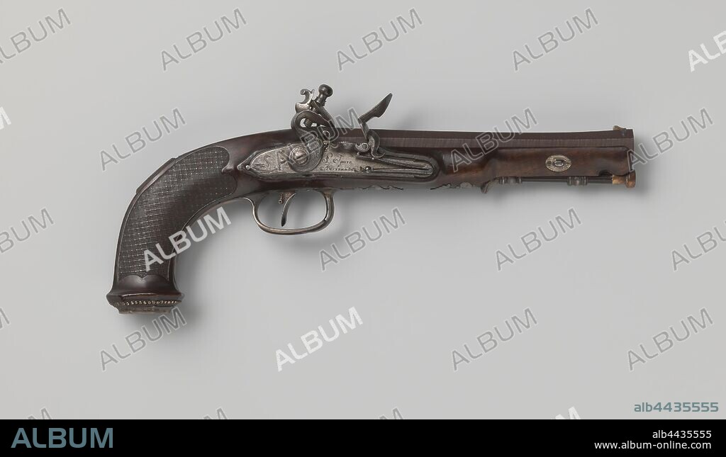 Flint gun turned into rifle, in empire style. The front part of the lock is very long, the rooster is engraved with a cornucopia, the final plate with a swan and a signature. The Damascus loop is browned and fills out at both the front and back, marked on the back with the coat of arms of Amsterdam and engraved with the signature, equipped with an iron rear visor, a silver visor grain and a sliding loop-haft. The stock has a curved handle that ends in a flat stock button, the handle is grooved crosswise and inlaid with silver buttons. The silver fittings include a blued thumb plate with an engraved, stylized calyx, and a forked trigger guard engraved with Amorini, just like the cover plate at the bottom of the flask, the ribs loading rod is provided with a cow horn cap and an iron ring., Lambertus Michaelis Thone, Amsterdam, c. 1800, steel (alloy), iron (metal), silver (metal), baleen, horn (animal material), inlay (process), l 33.9 cm l 19.3 cm d 13.4 mm l 18.5 cm.