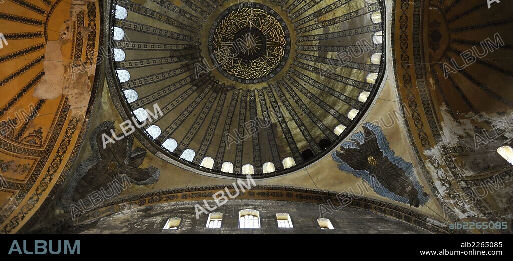 ARTE BIZANTINO. SANTA SOFIA (s. VI-VII). Construida por los arquitectos ANTEMIO DE TRALLES e ISIDORO DE MILETO entre 532 y 537. Posteriormente fue convertida en mezquita. Panorámica de la bóveda central. ESTAMBUL. Turquía.