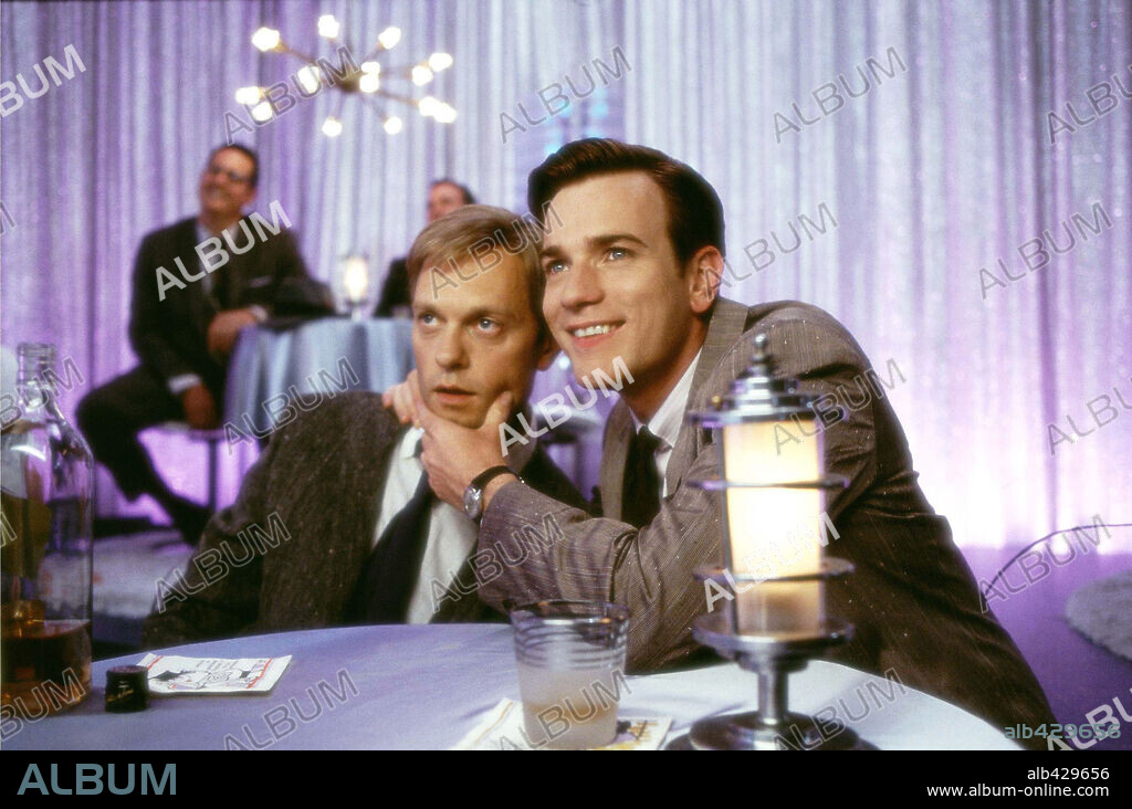 DAVID HYDE PIERCE y EWAN McGREGOR en ABAJO EL AMOR, 2003 (DOWN WITH LOVE), dirigida por PEYTON REED. Copyright 20TH CENTURY FOX / MORTON, MERRICK.