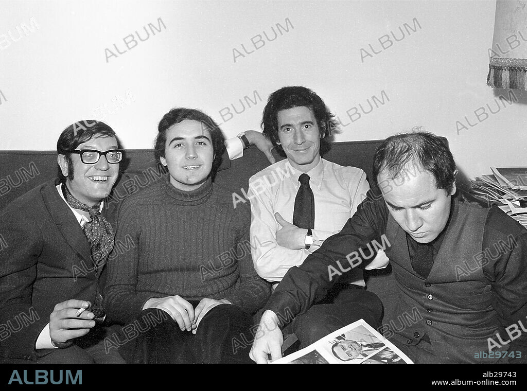 Juntos en el sofá el escritor mexicano Federico Campbell, el fotógrafo de Barcelona, César Malet, el poeta y traductor español Antonio Martínez Sarrión y el escritor español Vicente Molina Foix. Fotografía tomada en 1970.