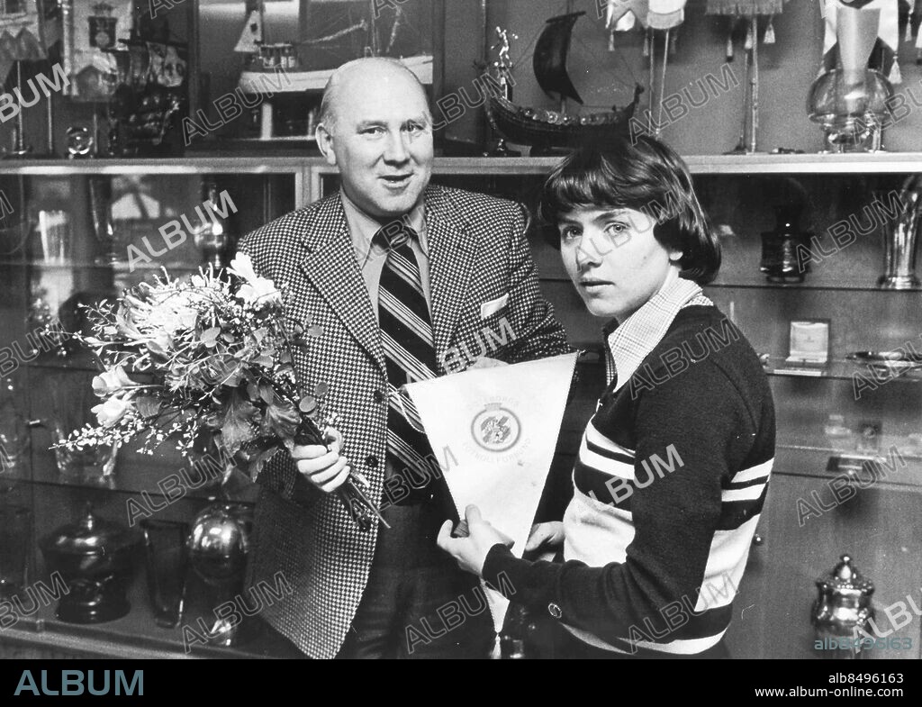 Göteborg 1984-10-28 - Roland Bäckström GFF:s ordförande överräcker Stora Flickors märke till Anette Börjesson - hon är den sjätte flickan i landet som får utmärkelsen men den första flicka i göteborgsdistriktet - Hon är redan Stor flicka inom badminton - *** Local Caption *** GP - Foto: Bengt Magnuzon. Kamerareportage.