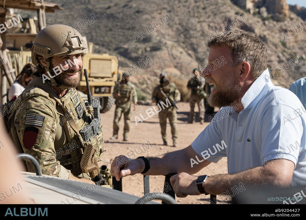 GUY RITCHIE und JAKE GYLLENHAAL in THE COVENANT, 2023, unter der Regie von GUY RITCHIE. Copyright Toff Guy Films.