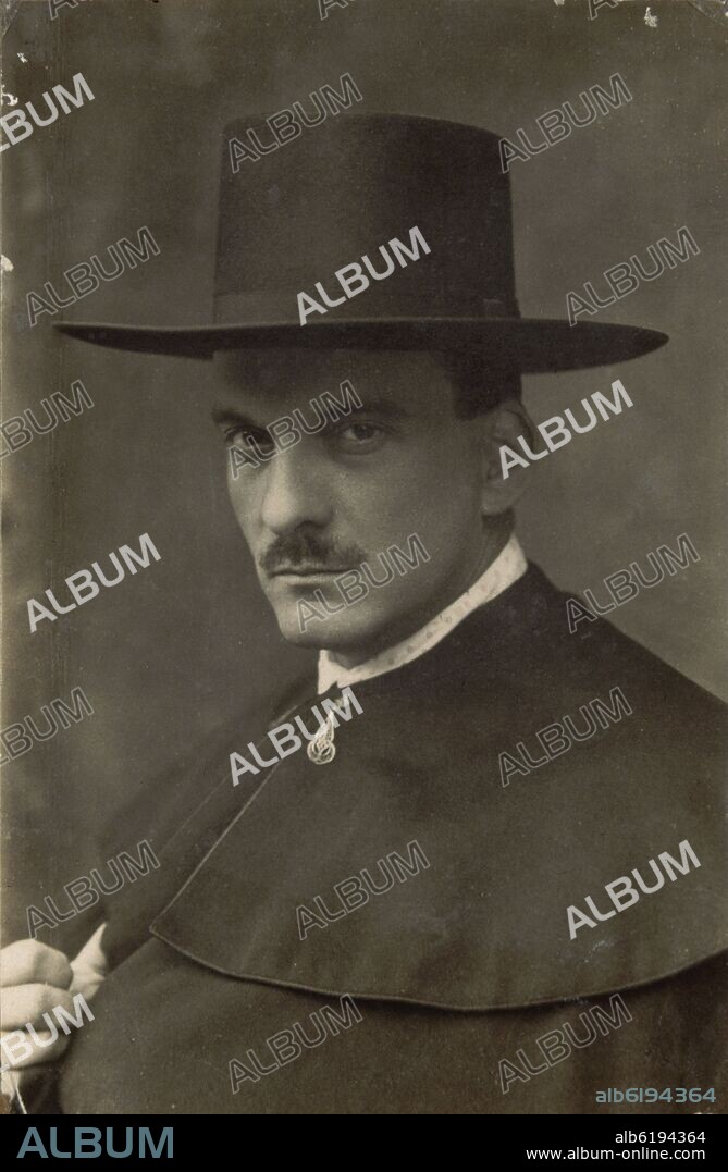 JULIO ROMERO DE TORRES CON CAPA ESPAÑOLA Y SOMBRERO CORDOBES - FOTOGRAFIA EN BLANCO Y NEGRO - SIGLO XX.