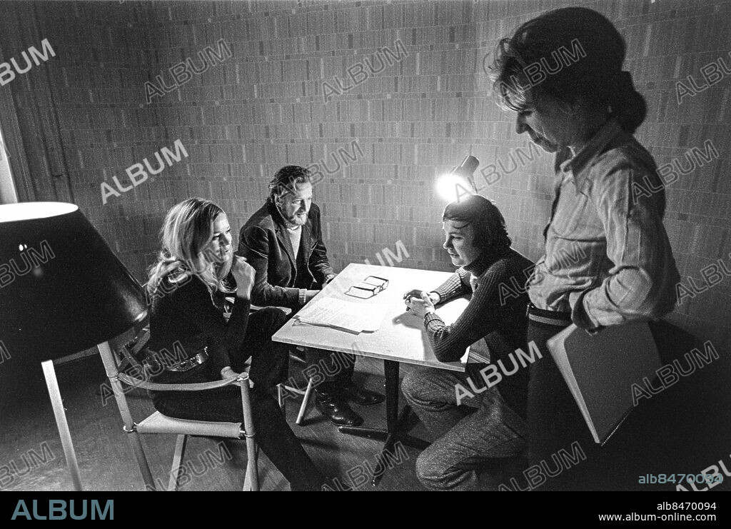 1971-01-13.. Inspelning av DEN TUNNA HINNAN SOM SPRAKAR AV FÄRG.. Nu-teater i TV av Sven Fagerberg, i regi av Ingemar Leijonborg.. Sänt första gången 1971-01-31.. Här ses från vänster skådespelarna Eva Thölin, som Jessica, och Keve Hjelm, som Fredrik, samt regissören Ingemar Leijonborg och en okänd kvinna.. Foto: Bo-Aje Mellin / RiR / SVT / Kod: 5600. Notis publ. i RiR 6/71 sid. 27.. RiR 20044 sv/v neg.
