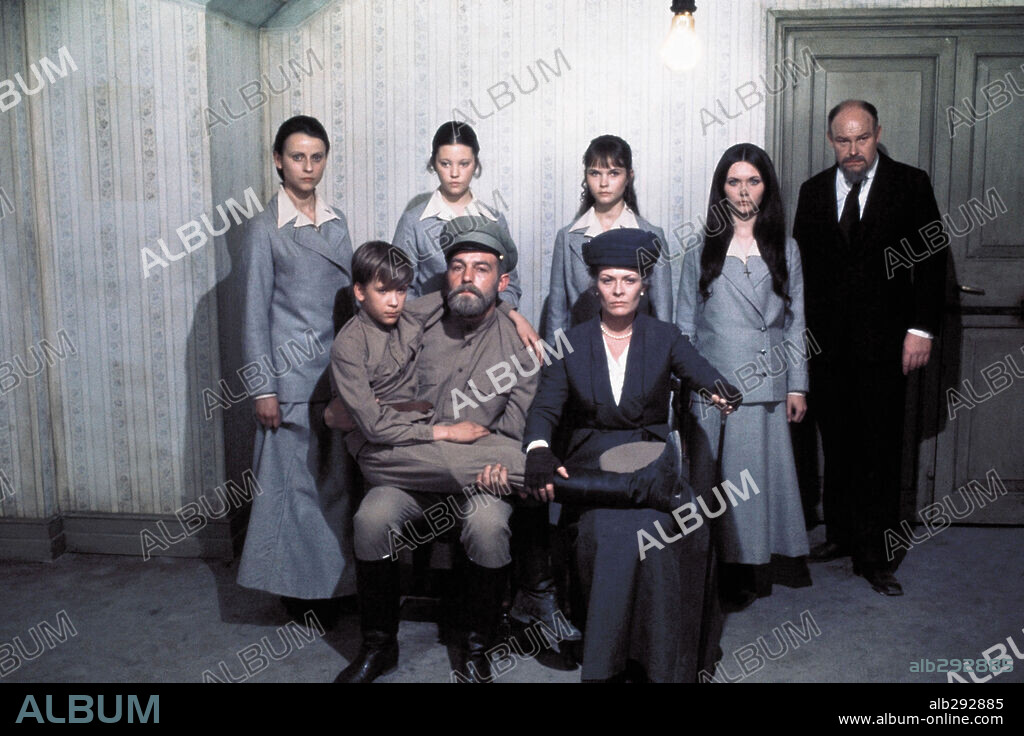 FIONA FULLERTON, JANET SUZMAN, LYNNE FREDERICK, MICHAEL JAYSTON et RODERIC NOBLE dans NICHOLAS AND ALEXANDRA, 1971, réalisé par FRANKLIN J. SCHAFFNER. Copyright COLUMBIA PICTURES.