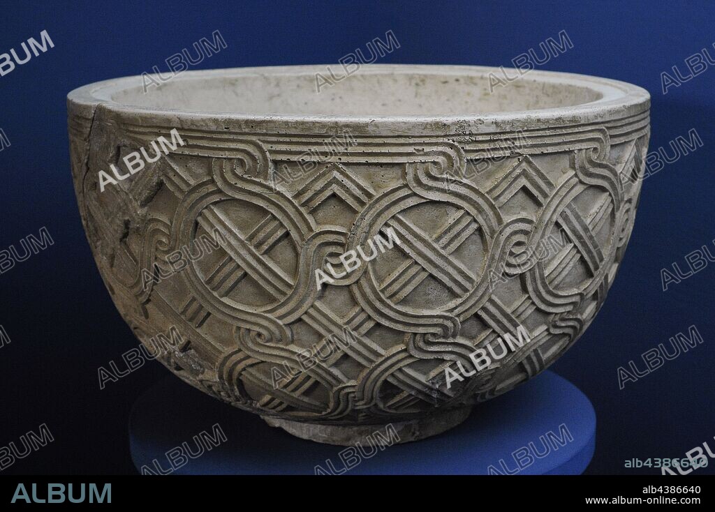 Pila-Fuente de agua santa. Stupovi en la población de Biskupija cerca de Knin. Museo de los Monumentos Arqueológicos Croatas. Split. Croacia.