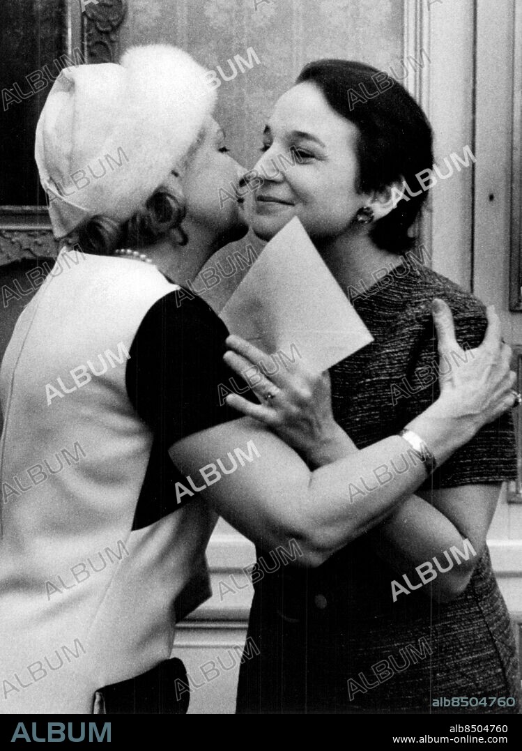 Stockholm 1970-02-05. Operasångaren Margareta Hallin får en kram av Anna-Lisa Björling efter att ha mottagit Jussi Björlings minnesstipendium. Foto: Leif Jansson / SvD / TT / kod 12014.