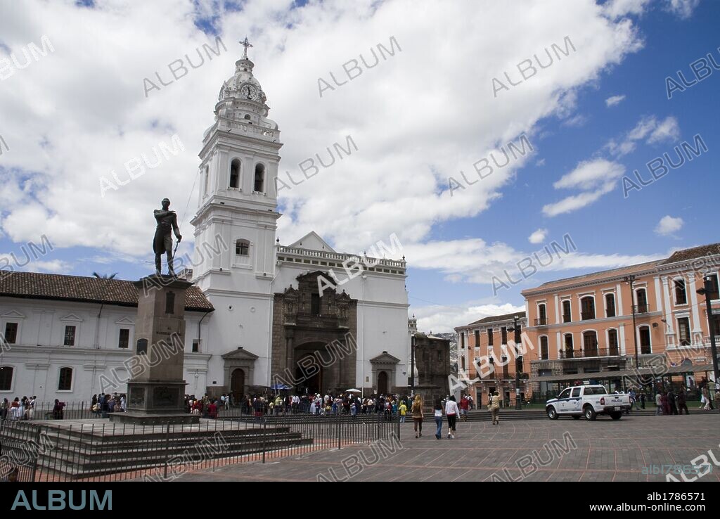 Ecuador.Quito.Historical center.Square of Santo Domingo.Church of Santo Domingo (XVI_XVII century). Monument to Mariscal Sucre. .