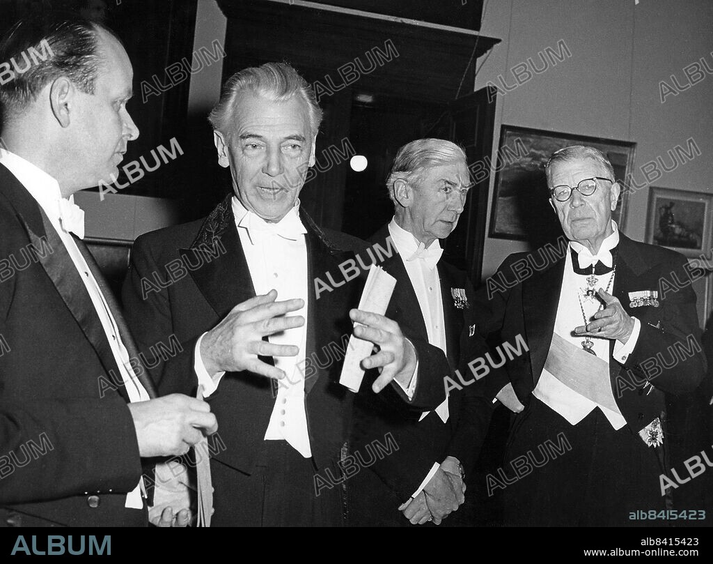 STOCKHOLM 1960-02-26. Kunglig glans när Sergelpriset ska delas ut. Från vänster: Ragnar Edenman, politiker, Eric Grate, konstnär och vinnare av årets Sergelpris, Herbert Read, författare och kung Gustaf VI Adolf. Priset är instiftat av Konstakademien för att hedra minnet av Johan Tobias Sergel.. Foto: Dagens Nyheter / TT / Kod: 192. **SvD OUT**.