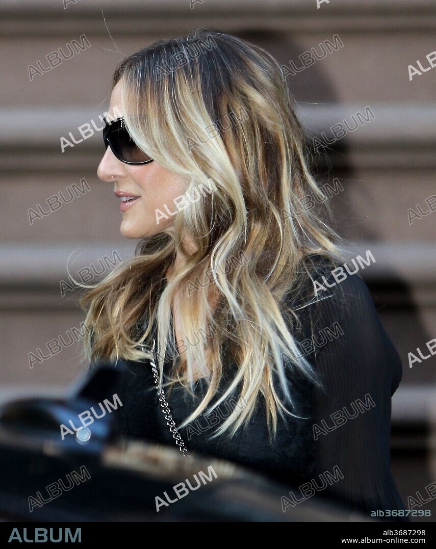 May 1, 2018 - New York, New York, United States - Actress Sarah Jessica Parker leaves her West Village brownstone on May 1 2018 in New York City. 01/05/2018