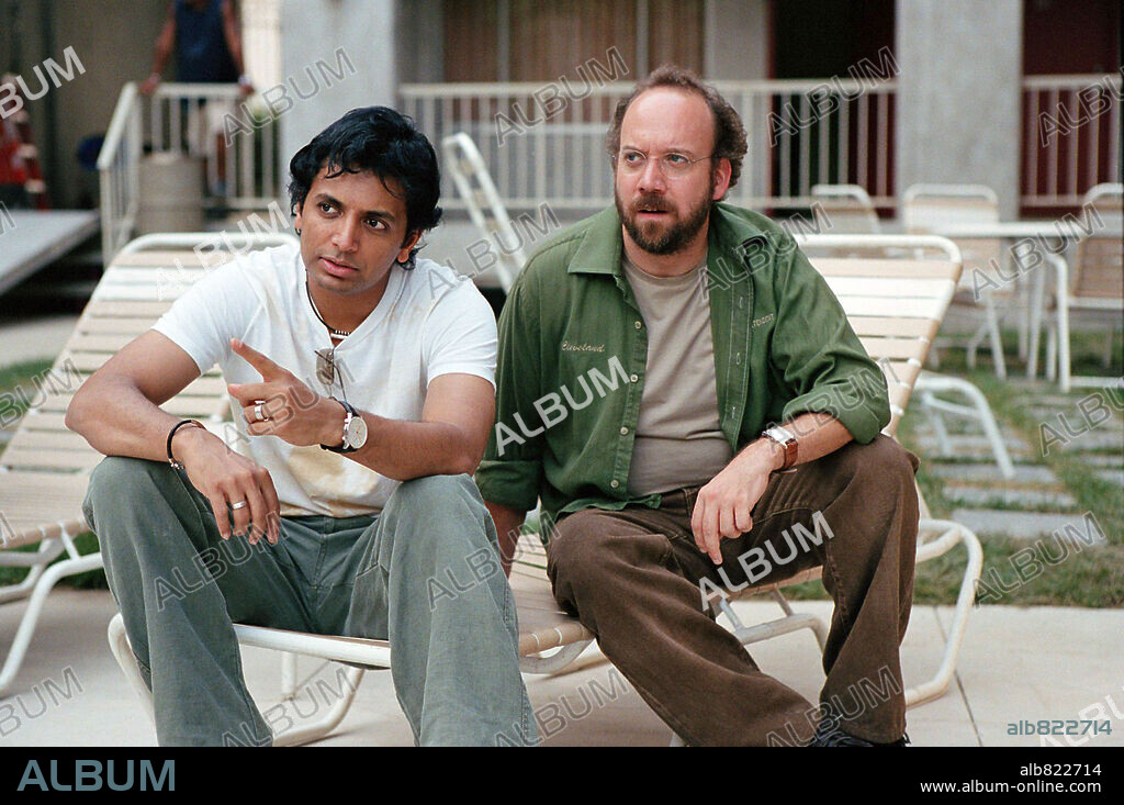 M. NIGHT SHYAMALAN y PAUL GIAMATTI en LA JOVEN DEL AGUA, 2006 (LADY IN THE WATER), dirigida por M. NIGHT SHYAMALAN. Copyright WARNER BROS. PICTURES.