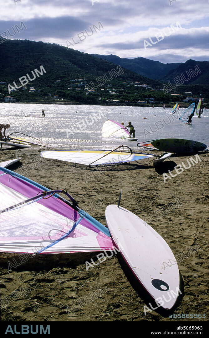 Port de la Selva, windsurf, pueblo al fondo (Alt Empordà).