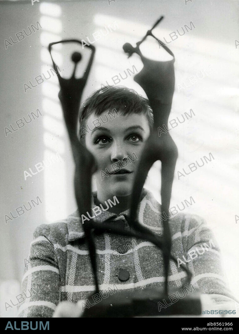 Arkiv 1956. Catrin Westerlund, svensk skådespelerska, i huvudak verksam på Dramaten men hon medverkarde även i underhållningsprogram bla på TV.. Foto: Reportagebild/Scanpix. Kod:37770. Scanpix Sweden.