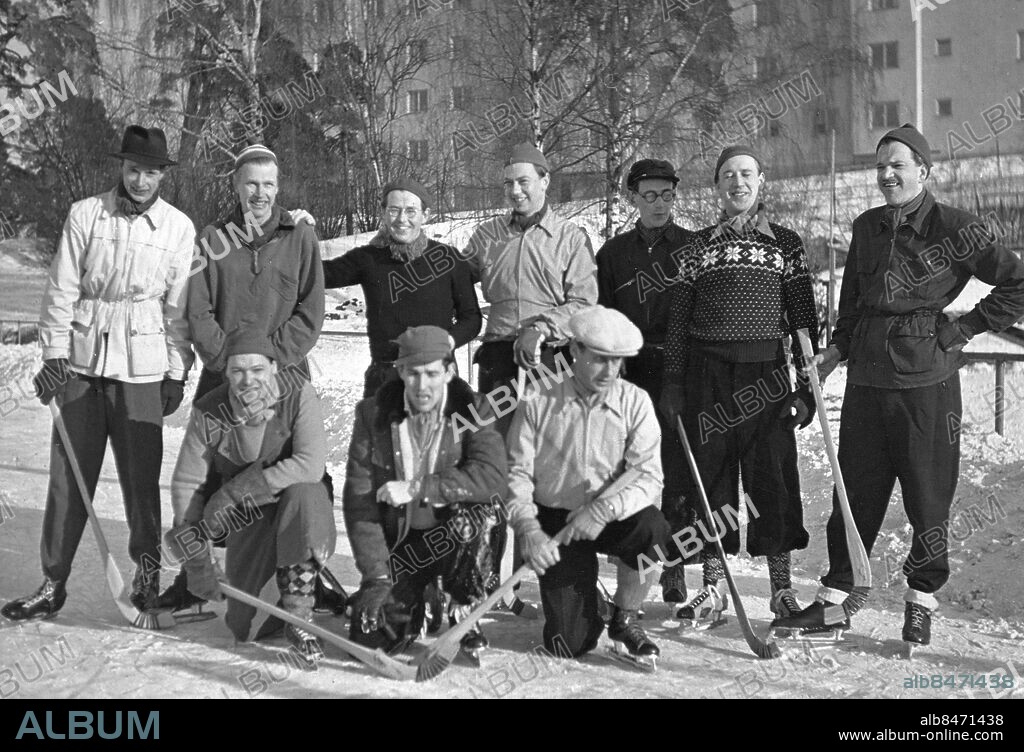 STOCKHOLM 1947-02-15. Bandyturnering inom Radiotjänst på Stadshagens idrottsplats. Här ses programlaget efter sin match mot vaktmästarna. Bakre raden från vänster: Sören Hoffman, Rolf Lundgren, Sven-Olof Olsson, Gunnar Helén, Åke Åhlén, Lennart Hyland och Manne Berggren. Främre raden från vänster Yves Samsioe, Bo Teddy Ladberg och William Lind. Foto: RiR / SVT / Kod: 5600 Bild publ. i RiR 10/47 sid. 5. RiR sv/v Mapp: Radio - Diverse program Radiotjänsts bandyturnering L8 På rad persons: SÖREN HOFFMAN;ÅKE HELÉN;GUNNAR HELÉN;ROLF LUNDGREN;SVEN-OLOF OLSSON;LENNART HYLAND;MANNE BERGGREN;YVES SAMSIOE;BO TEDDY LADBERG;WILLIAM LIND sites: STOCKHOLM;SVERIGE.